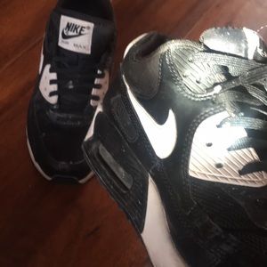 Air Max black and white